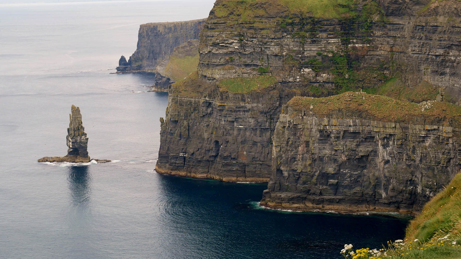 Современные скалы. Ирландия океан.